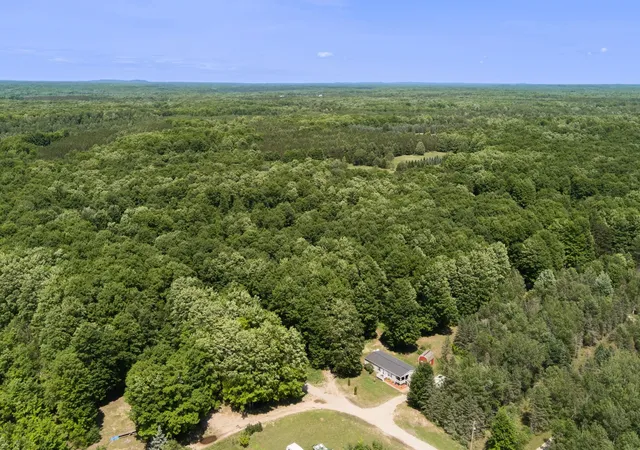 4th image of 223 Pinecrest Ln, Beulah, MI 49617 | MLS# 78080070787