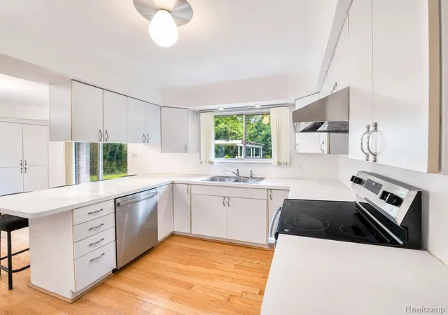 Photo 2 of Single family home for sale at 6970 Wing Lake Rd, Bloomfield Hills, MI 48301 | MLS# 20261051959 | Listing updated on 2026-09-03