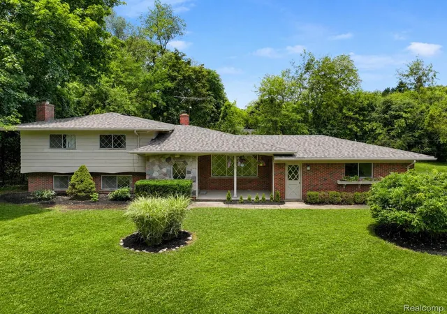 Photo 4 of Single family home for sale at 6970 Wing Lake Rd, Bloomfield Hills, MI 48301 | MLS# 20261051959 | Listing updated on 2026-09-03