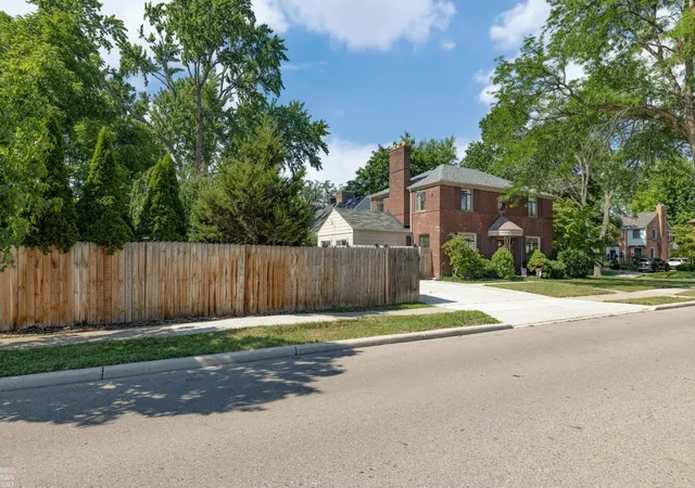 3rd image of 675 Fisher Rd, Grosse Pointe, MI 48230 | MLS# 58050214065