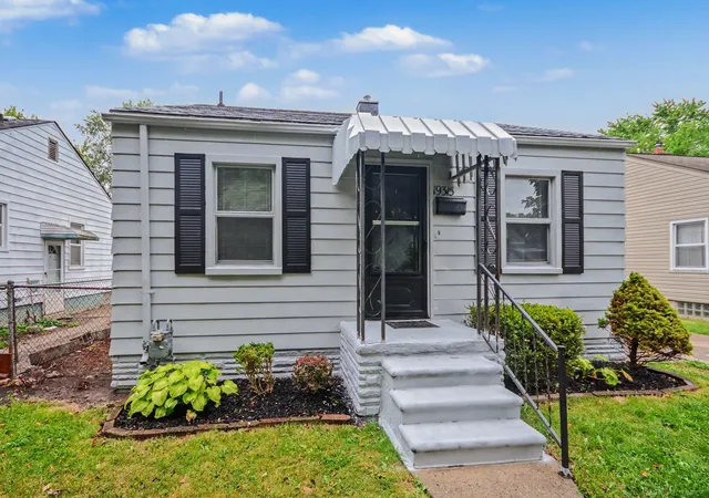 3rd image of 19315 Kingsville St, Harper Woods, MI 48225 | MLS# 58050214066