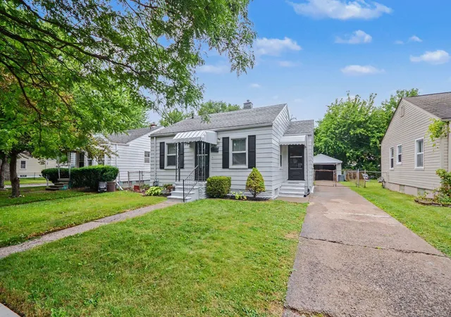5th image of 19315 Kingsville St, Harper Woods, MI 48225 | MLS# 58050214066
