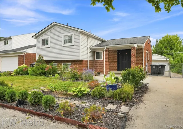 Photo 1 of Single family home for sale at 32438 Washington St, Livonia, MI 48150 | MLS# 20261052036 | Listing updated on 2026-09-08