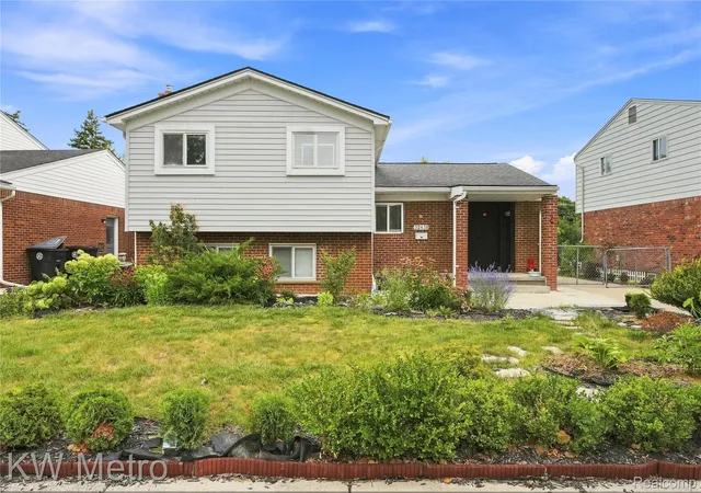 Photo 2 of Single family home for sale at 32438 Washington St, Livonia, MI 48150 | MLS# 20261052036 | Listing updated on 2026-09-08