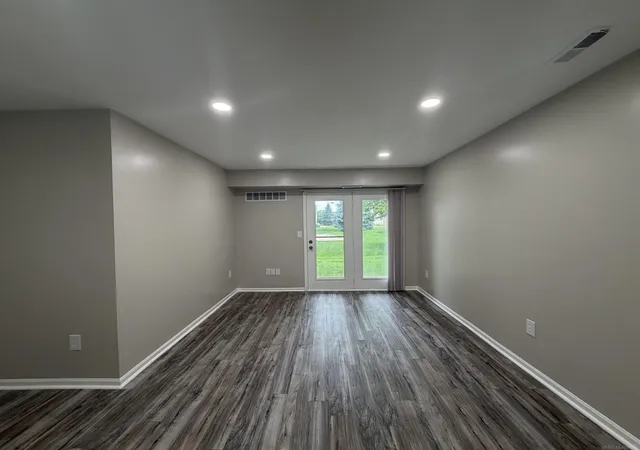Listing Photo 5 - Condo for sale in building located at 44411 Sunnyside Dr, Sterling Heights, MI 48313