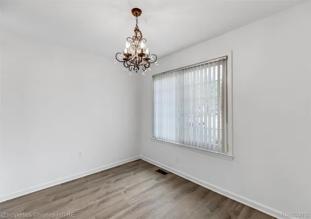 5th image of 1833 Torquay Ave, Royal Oak, MI 48073