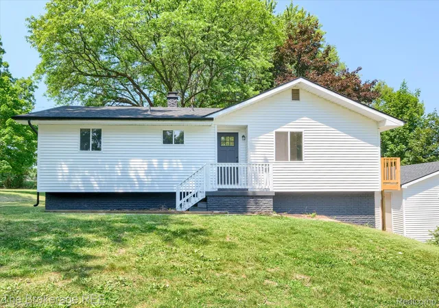 Photo 2 of Single family home for sale at 1401 Hillside Dr, Flint, MI 48532 | MLS# 20261052108 | Listing updated on 2026-07-09