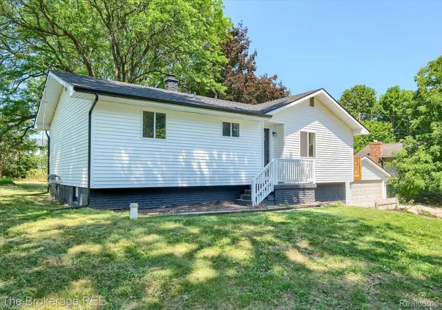 Photo 3 of Single family home for sale at 1401 Hillside Dr, Flint, MI 48532 | MLS# 20261052108 | Listing updated on 2026-07-09