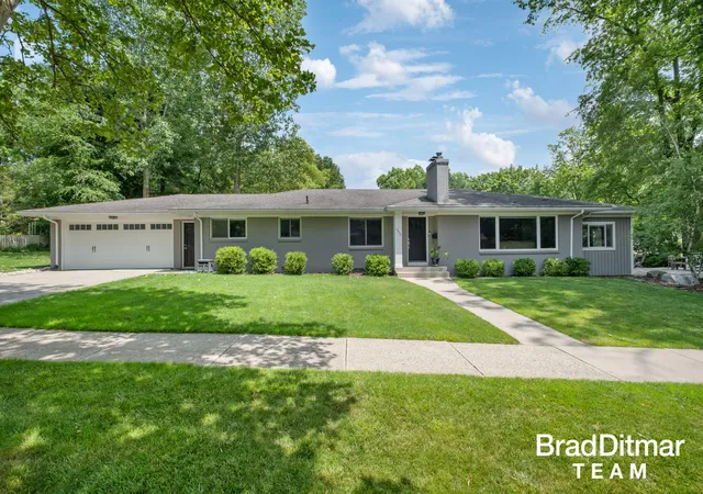 Photo 2 of Single family home for sale at 1350 Lake Grv Ave Se, Grand Rapids, MI 49506 | MLS# 65026034541 | Listing updated on 2026-08-31