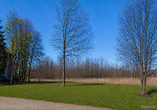 Photo 3 of Single family home for sale at 1105 Oregon Blvd, Waterford, MI 48327 | MLS# 20261052247 | Listing updated on 2026-07-17