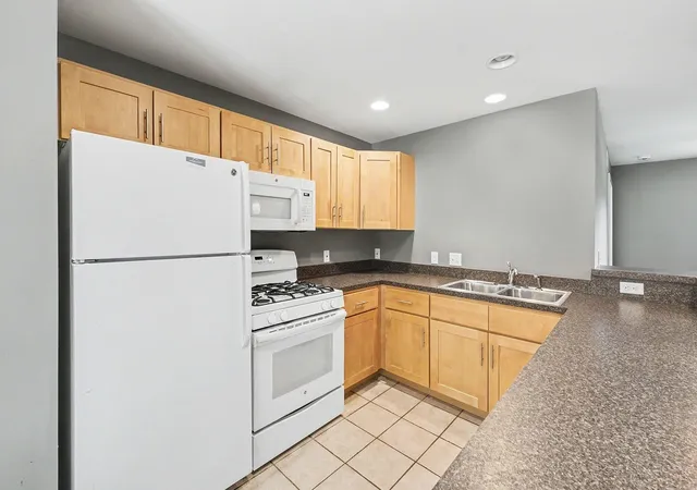 Listing Photo 5 - Condo for sale in building located at 823 Benson Ave NE, Grand Rapids, MI 49503