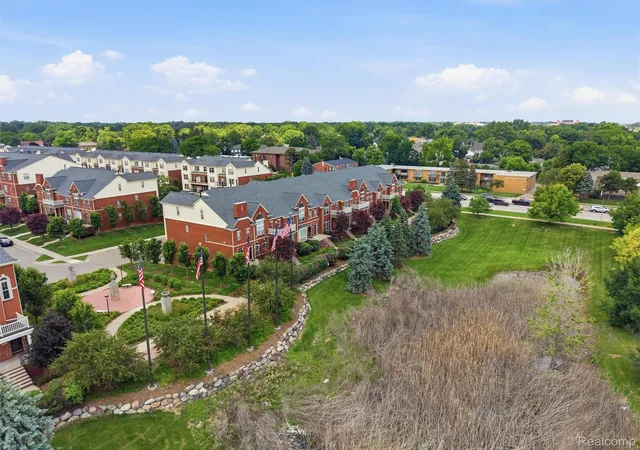 Listing Photo 2 - Condo for sale in building located at 1528 Devon Ln, Troy, MI 48084