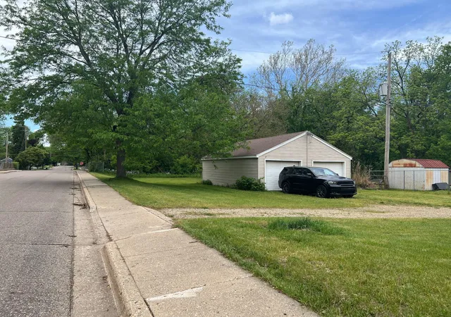 Photo 2 of Single family home for sale at 320 Morrell St, Plainwell, MI 49080 | MLS# 65026034668 | Listing updated on 2026-09-13