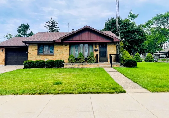 2nd image of 1920 Langley Ave, Saint Joseph, MI 49085 | MLS# 71026034690