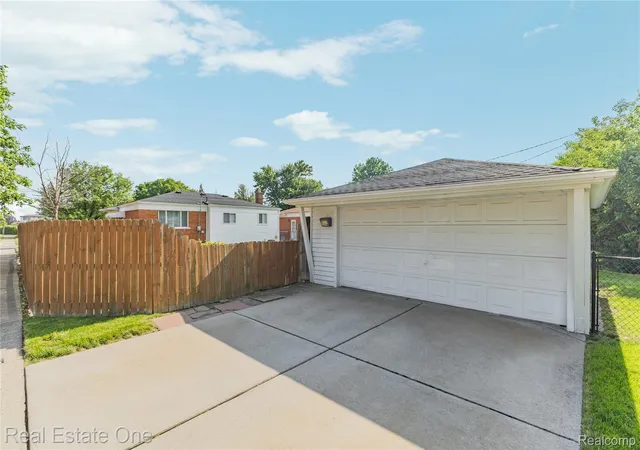 Photo 3 of Single family home for sale at 11927 Engleman Rd, Warren, MI 48089 | MLS# 20261052374 | Listing updated on 2026-08-25