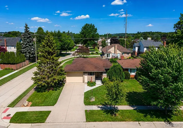 3rd image of 34398 Greentrees Rd, Sterling Heights, MI 48312 | MLS# 20261052375