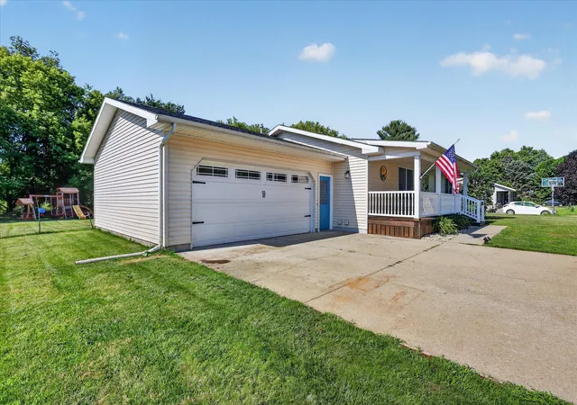 2nd image of 117 Charlotte St, Edmore, MI 48829 | MLS# 65026034696