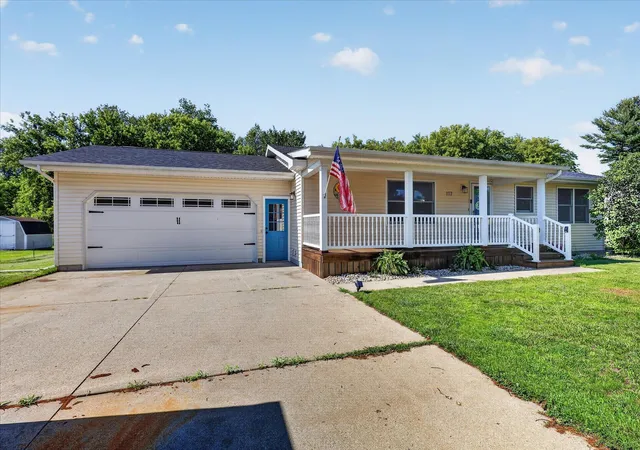 3rd image of 117 Charlotte St, Edmore, MI 48829 | MLS# 65026034696