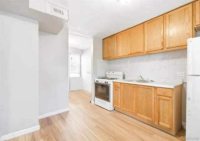 Listing Photo 5 - Condo for sale in building located at 31563 Alpena Ct, Westland, MI 48186