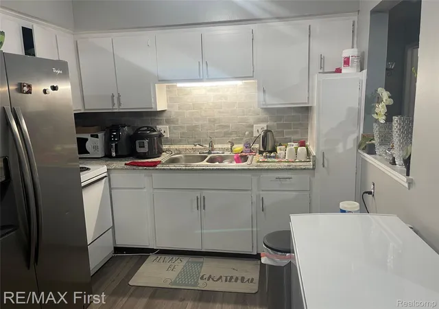 Listing Photo 4 - Condo for sale in building located at 29106 Lund Ave, Warren, MI 48093