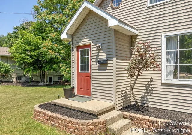 Photo 2 of Single family home for sale at 1131 Crescent St Ne, Grand Rapids, MI 49503 | MLS# 65026034774 | Listing updated on 2026-08-03