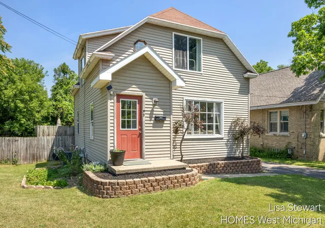 Photo 3 of Single family home for sale at 1131 Crescent St Ne, Grand Rapids, MI 49503 | MLS# 65026034774 | Listing updated on 2026-08-03