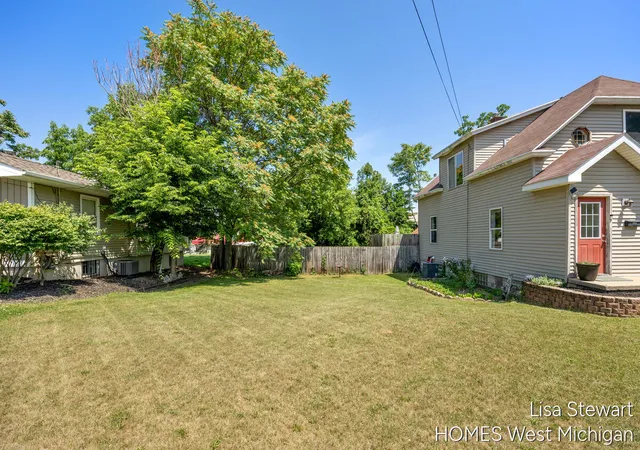 Photo 3 of Single family home for sale at 1131 Crescent St NE, Grand Rapids, MI 49503 | MLS# 65026034774 | Listing updated on 2026-08-03