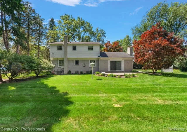 Photo 3 of Single family home for sale at 633 Foxhall Rd, Bloomfield Hills, MI 48304 | MLS# 20261052436 | Listing updated on 2026-09-11