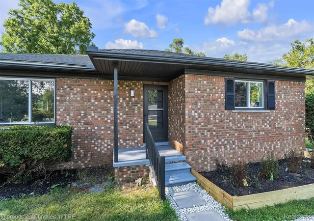 Photo 3 of Single family home for sale at 32652 Cadillac St, Farmington Hills, MI 48336 | MLS# 20261052471 | Listing updated on 2026-09-17