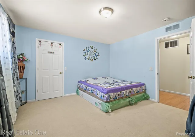 Listing Photo 5 - Condo for sale in building located at 21628 Majestic Dr, Trenton, MI 48183