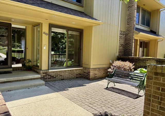 Listing Photo 2 - Condo for sale in building located at 1669 S Hl Blvd, Bloomfield Hills, MI 48304