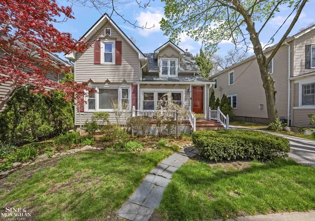Photo 1 of Single family home for sale at 190 Lakeview Ave, Grosse Pointe Farms, MI 48236 | MLS# 58050214249 | Listing updated on 2026-09-14