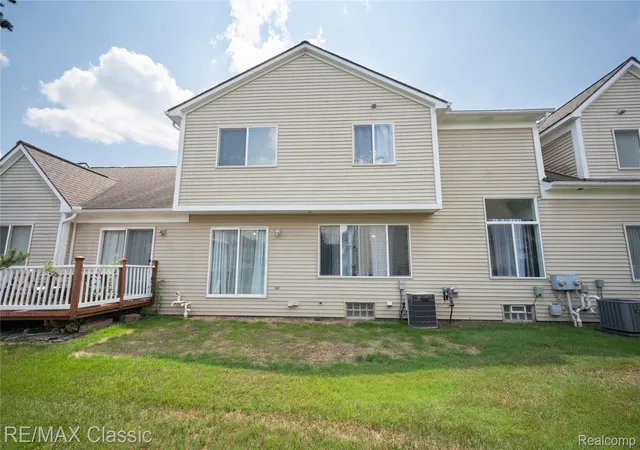 Listing Photo 2 - Condo for sale in building located at 29790 Palmer Ct, Farmington Hills, MI 48336