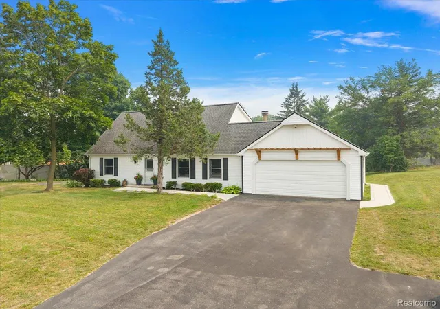 Photo 3 of Single family home for sale at 3365 Maybee Rd, Lake Orion, MI 48359 | MLS# 20261052578 | Listing updated on 2026-09-16