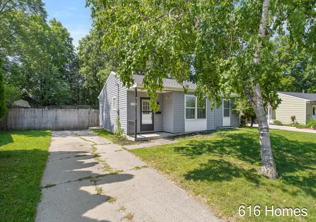 Photo 2 of Single family home for sale at 1911 Benjamin Ave NE, Grand Rapids, MI 49505 | MLS# 65026034953 | Listing updated on 2026-09-18
