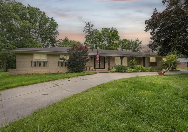 Photo 3 of Single family home for sale at 24319 Tamarack Trl, Southfield, MI 48075 | MLS# 81026034956 | Listing updated on 2026-09-14