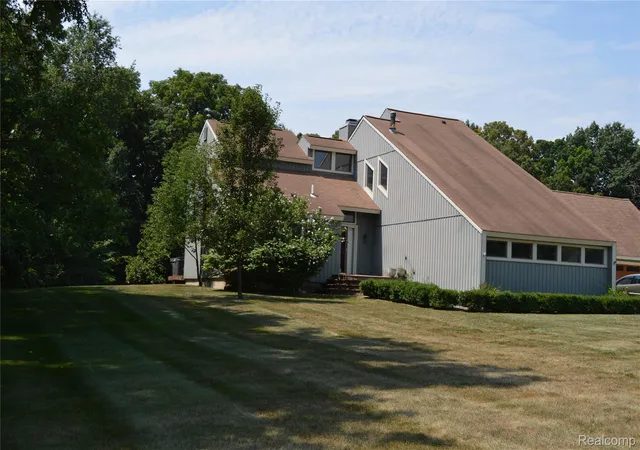Photo 3 of Single family home for sale at 10055 Walnut Hl Dr, Davisburg, MI 48350 | MLS# 20261052702 | Listing updated on 2026-10-09