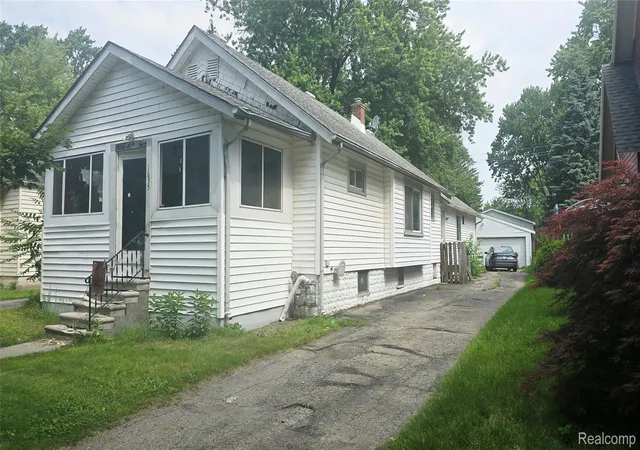 Photo 1 of Single family home for sale at 1655 Lyon St, Port Huron, MI 48060 | MLS# 20261052719 | Listing updated on 2026-09-14