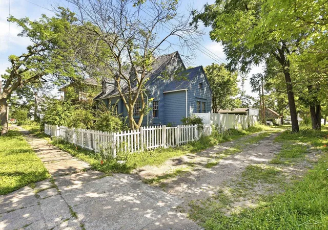 Photo 4 of Single family home for sale at 614 Madison St, Saginaw, MI 48602 | MLS# 61050214334 | Listing updated on 2026-09-17