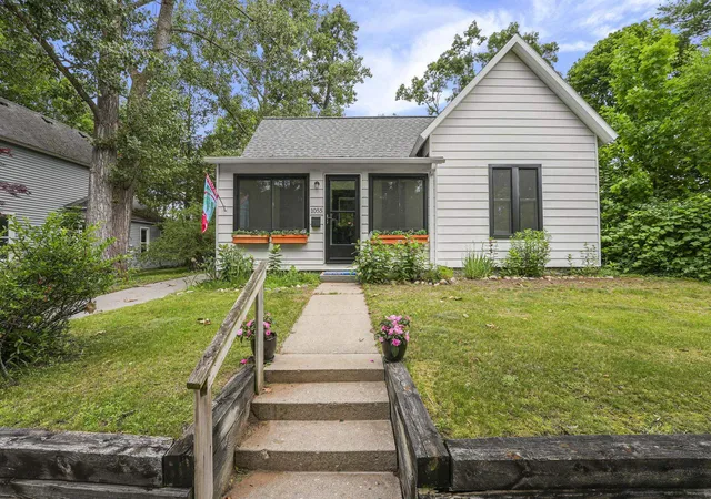 Photo 1 of Single family home for sale at 1055 Washington St, Traverse City, MI 49686 | MLS# 78080070884 | Listing updated on 2026-07-15