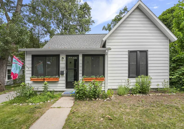 Photo 2 of Single family home for sale at 1055 Washington St, Traverse City, MI 49686 | MLS# 78080070884 | Listing updated on 2026-07-15