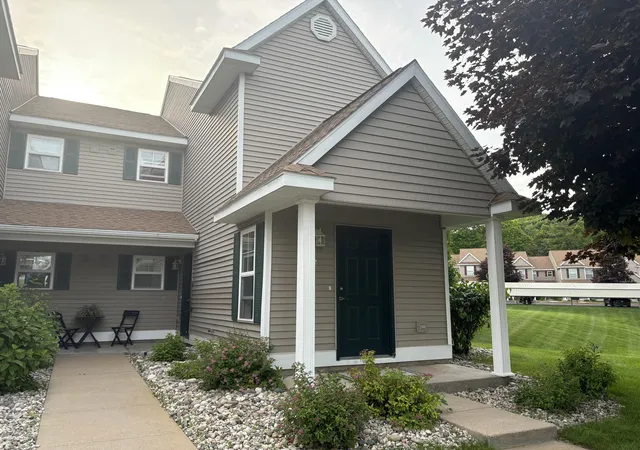 Listing Photo 4 - Condo for sale in building located at 13553 Stover Ct, Charlevoix, MI 49720-8988 - Unit #1
