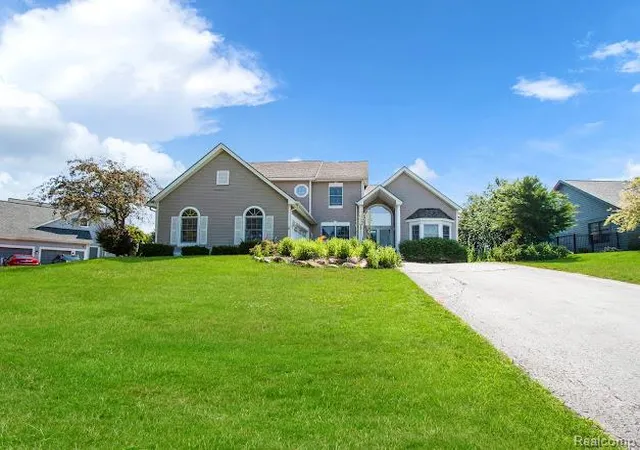 Photo 3 of Single family home for sale at 16073 Silverwood Dr, Fenton, MI 48430 | MLS# 20261052790 | Listing updated on 2026-09-14