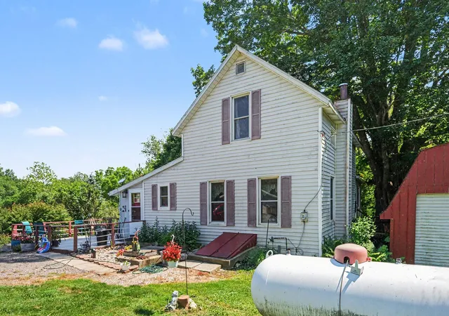 Photo 3 of Single family home for sale at 829 E Wagner Rd, Buchanan, MI 49107 | MLS# 69026035062 | Listing updated on 2026-09-10