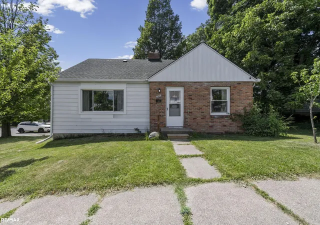 Photo 1 of Sale Pending at 301 North E S St, Fenton, MI 48430 | MLS# 58050214355 | Listing updated on 2026-07-23