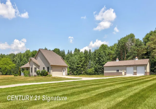 Photo 2 of Single family home for sale at 8605 Dixie Hwy, Birch Run, MI 48415 | MLS# 61050214376 | Listing updated on 2026-09-16