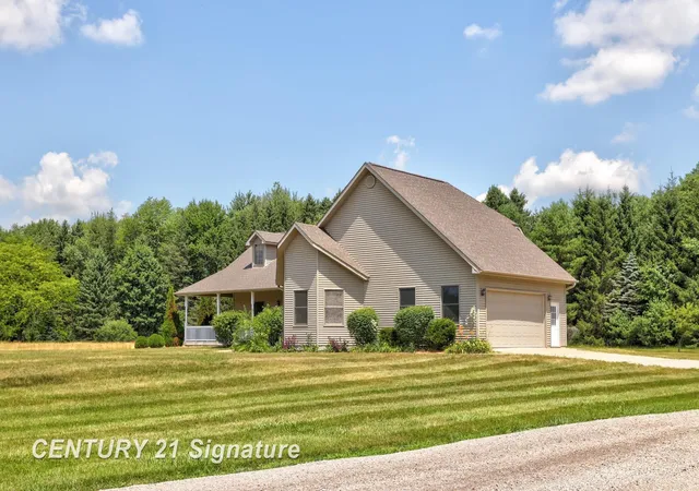 Photo 3 of Single family home for sale at 8605 Dixie Hwy, Birch Run, MI 48415 | MLS# 61050214376 | Listing updated on 2026-09-16