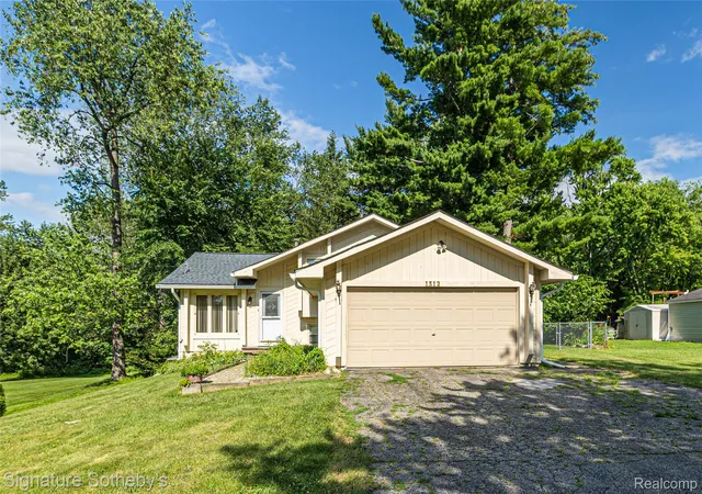 Photo 1 of Sale Pending at 1312 Merry Rd, Waterford, MI 48328 | MLS# 20261052868 | Listing updated on 2026-09-13