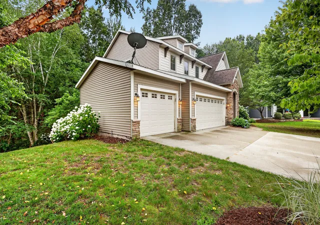 Photo 2 of Single family home for sale at 16826 Birchview Dr, Nunica, MI 49448 | MLS# 65026035134 | Listing updated on 2026-08-19