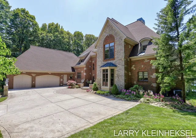 Photo 4 of Single family home for sale at 5645 N Lakeshore Dr, Holland, MI 49424 | MLS# 71026035155 | Listing updated on 2026-08-19